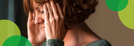 Jatkuva paansarky vai krooninen migreeni nainen pitää päätään kiinni