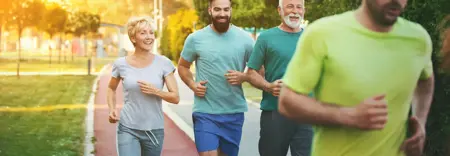 Urheiluvammat ikäryhmittäin joukko ihmisiä juoksemassa